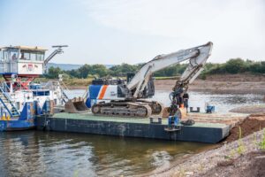 Arbeiten im Wasserkieswerk Fuhlen bei Hessisch Oldendorf
