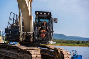 Arbeiten im Wasserkieswerk Fuhlen bei Hessisch Oldendorf
