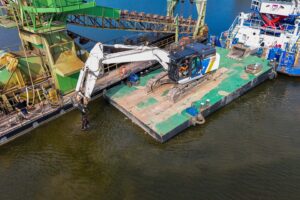 Arbeiten im Wasserkieswerk Fuhlen bei Hessisch Oldendorf